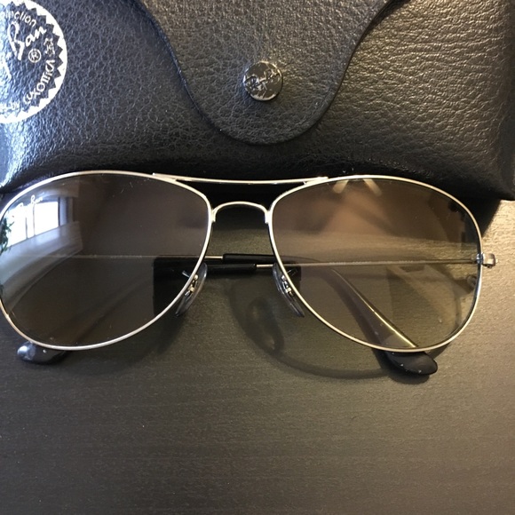 Ray-Ban Accessories - LIKE NEW RAY BAN AVIATORS